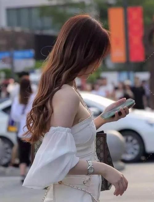  风采■美女时尚街拍：环肥燕瘦的美女，一件粉色吊带配白色短裤，优雅气质风采