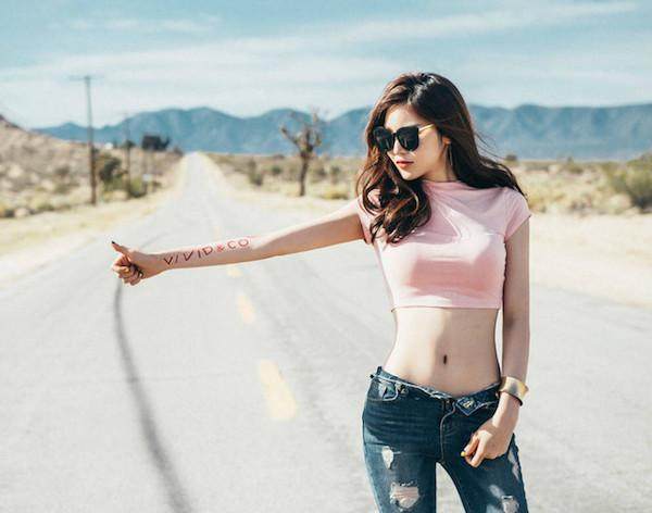 穿搭紧身牛仔裤的小姐姐，凸显紧致身材，带着慵懒的魅力