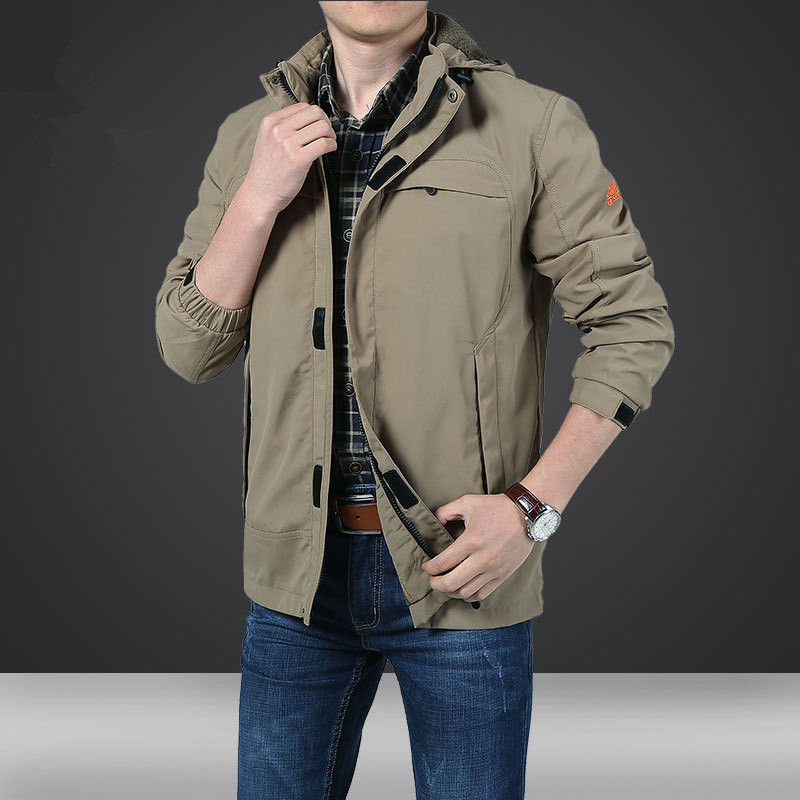 “冲锋衣”终于上新款了，隔风挡雨，四季能穿，忒适合中老年