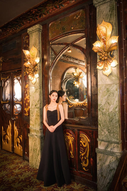 欧阳娜娜满18岁才不过几十天，新造型现身成熟又优雅！