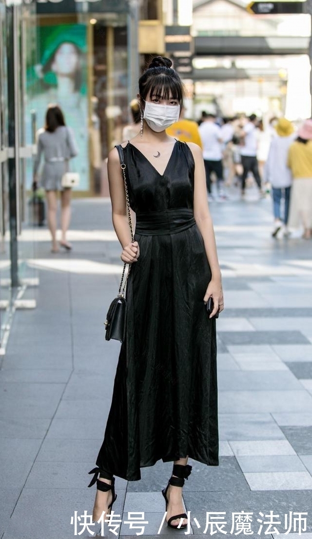 小姐姐|路人街拍,靓女时髦的白色裙子搭配吊带背心,更加优雅大方