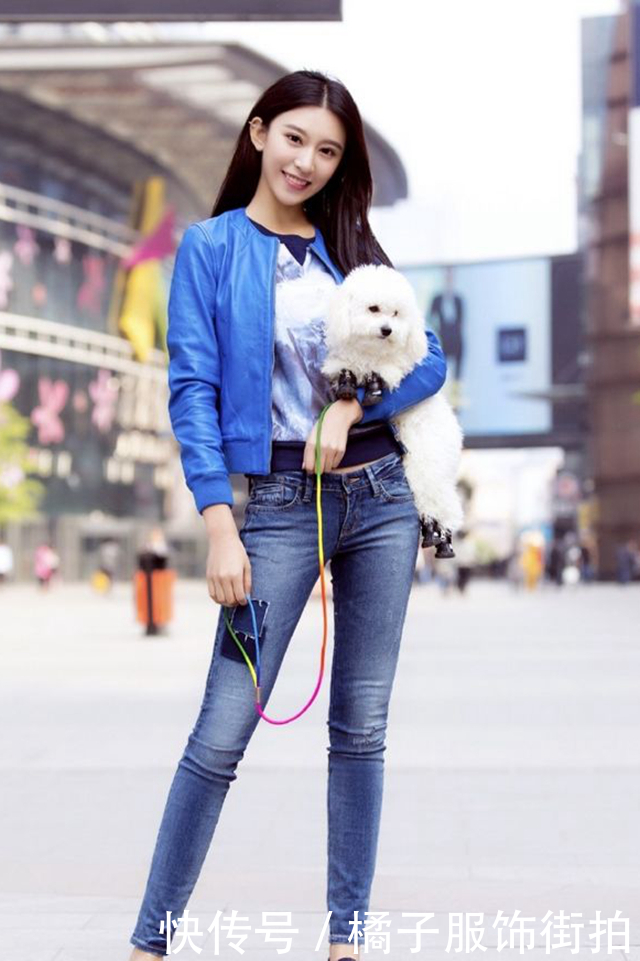 牛仔裤美女，纤细立体，完美秀气，尽显女性的知性美！