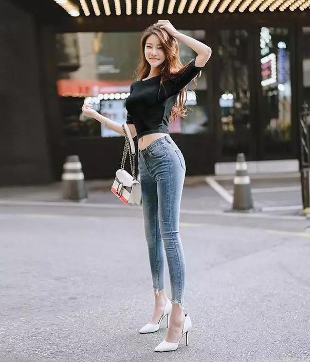 时尚街拍：动人心扉的牛仔裤姑娘，秀出高挑身材，展现青春活力！