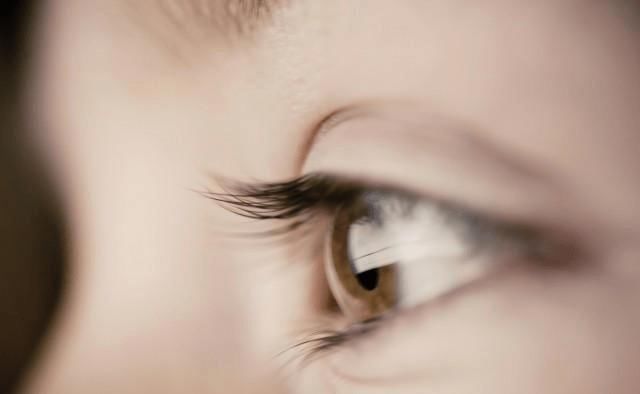  「高原红腮红」粗眉毛、蟑螂腿、妆容朦胧…新手化妆的这些难堪错误观念