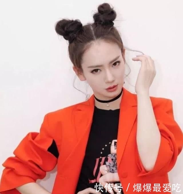 『高丸子』这个时候丸子头成了女孩们的首选 轻松搞定的慵懒发型