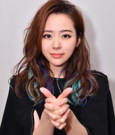 张靓颖宣布正式解约,记者求证却遭敷衍?机场甜蜜牵手伴郎