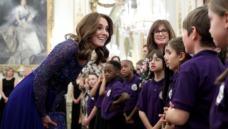  『风采』英国凯特王妃出席活动，一天两次换装，红色和宝蓝色各有风采