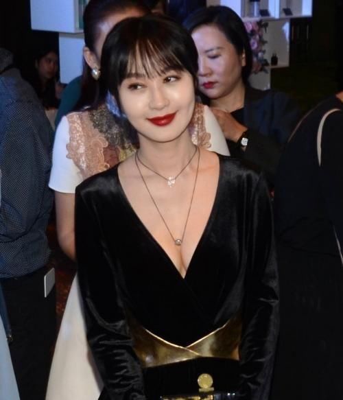 李菲儿现身机场，脸肿成包子，网友：黄晓明也有看走眼的时候！