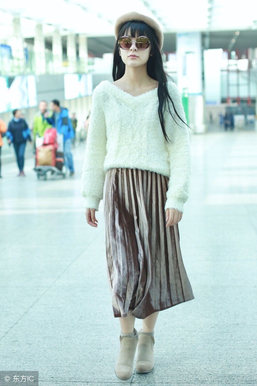 徐娇机场秀穿毛衣配丝绒裙，网友:这不是多年前周冬雨的装扮嘛!