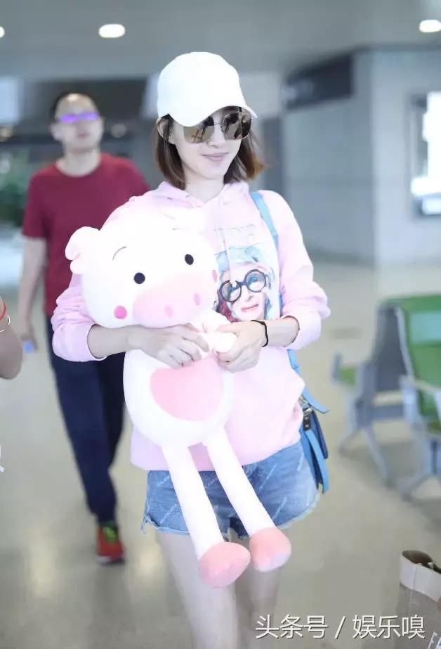 王丽坤鞋子都不会穿了，中筒靴非要弄成板鞋，这腿除了瘦就是瘦！