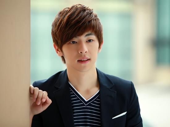 邓伦刚火就有人造谣邓伦整容？网友：整容的话为啥不做成双眼皮？