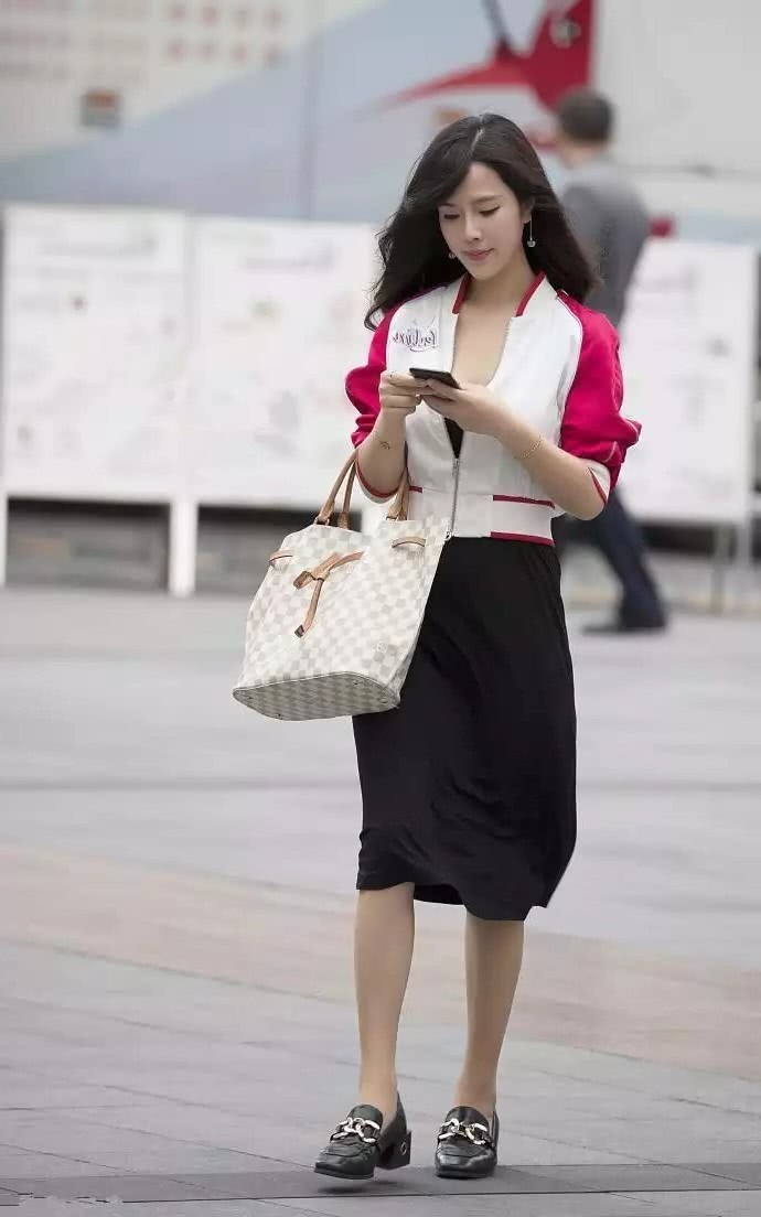 街拍：穿着性感白皙的苗条小姐姐，休闲时尚给人清爽清纯的感觉！