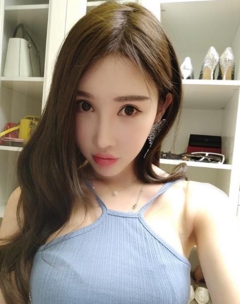 身材火辣的气质美女，不管是超短裙还是超短裤都能轻松驾驭