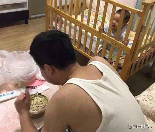 宝爸宝妈:紧张爸爸'意外走红,睡到半道惊醒检查孩子,宝妈:娃还活着呢