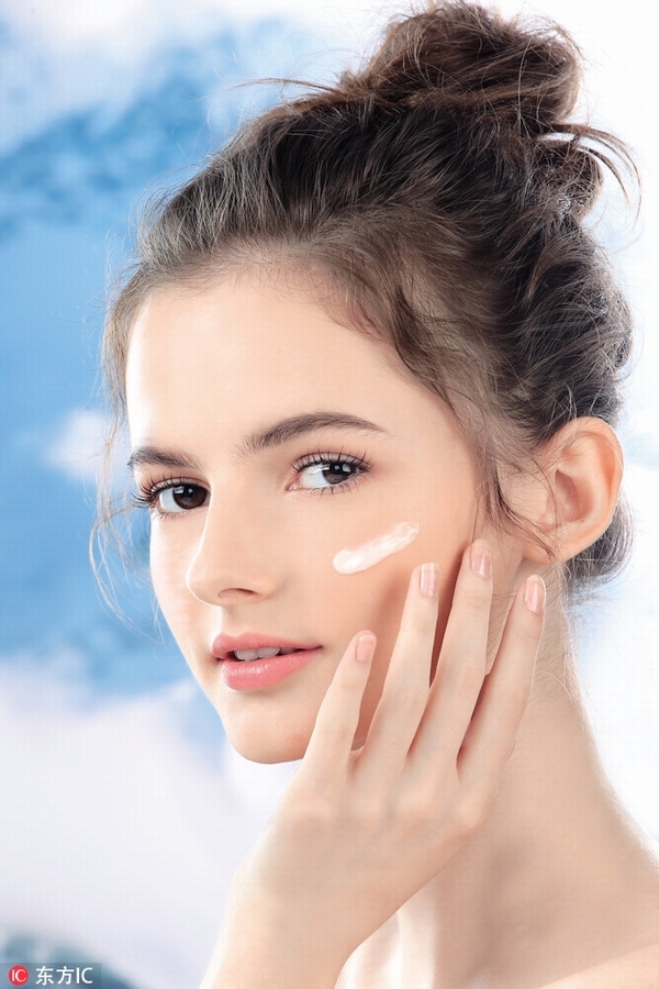 网友偶遇章泽天刘强东 奶茶妹妹素颜甜笑少女肌赢了