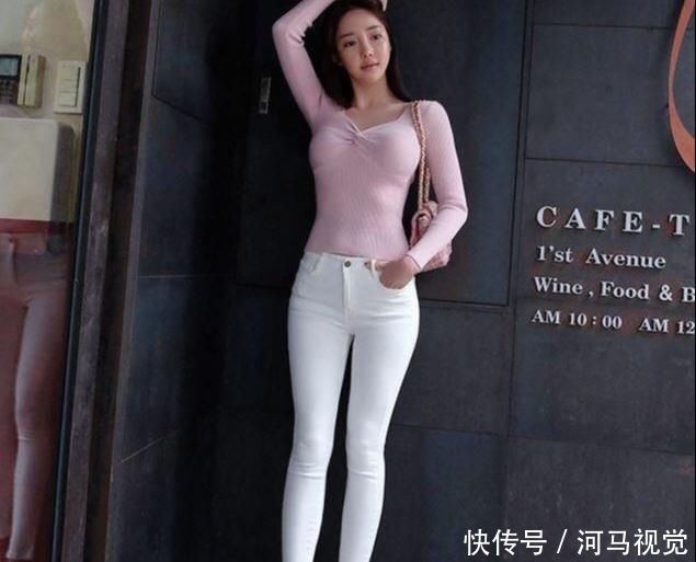 展现■牛仔裤美女的穿搭展现视觉上的美感,靓丽而优雅!