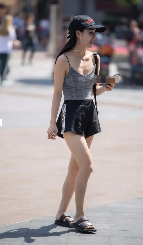 小姐姐穿着宽松的短裤，为什么总感觉少穿点什么