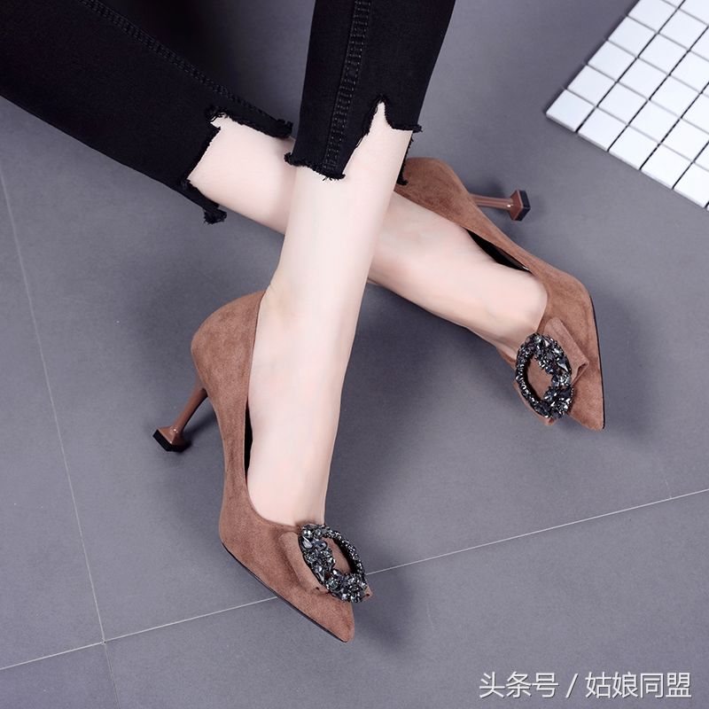 女人32岁后，尽量别穿老土平底鞋，细跟高跟鞋，年轻舒适又显腿长