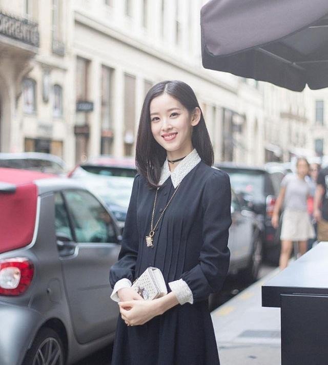 [ 清纯]端庄大气不失清纯，羡慕刘强东，不愧“校花”！奶茶妹妹衣品真赞
