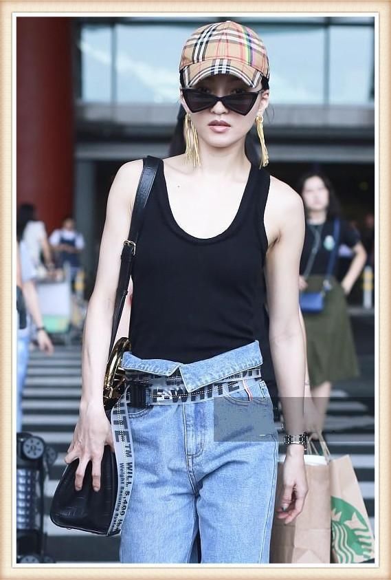 张韶涵86斤,蔡依林84斤,二人同穿小背心,干瘦丰腴差距一目了然