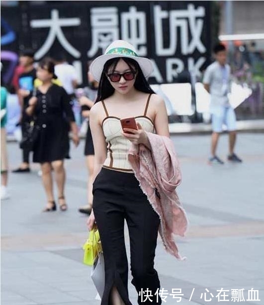  『小巧』街拍小姐姐身材小巧精致，吊带裙搭配高跟鞋，背影小鸟依人