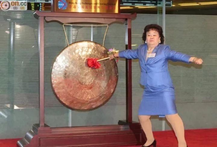 雷军上市敲钟穿得像新郎，画风喜庆我不敢看，史上最全敲钟攻略