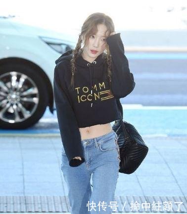 金泰妍真会玩，卫衣剪掉一半凹造型，网友直筒裤内的腿有多粗啊