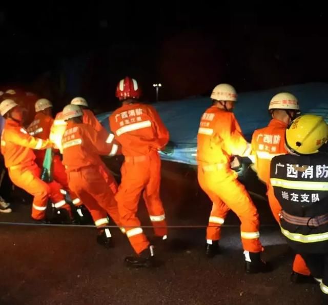 崇左某广场充气城堡被风掀翻，有孩子被甩出，谣言比实情更可怕