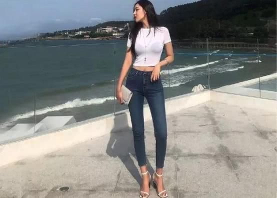 紧身牛仔裤显现美女气质非凡，展现女性美好身材