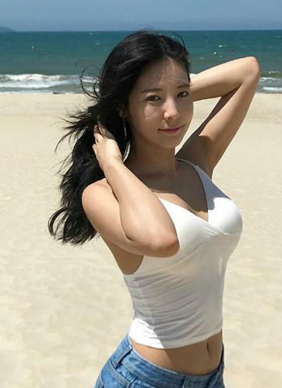 街拍，图1黑色吊带裙，图2修身衣，图3高雅的气质尽显女神范