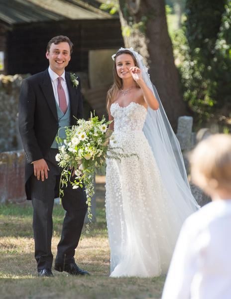 凯特王妃缺席婚礼,梅根抢尽风头唱独角戏,一身黑白装扮尽显时尚