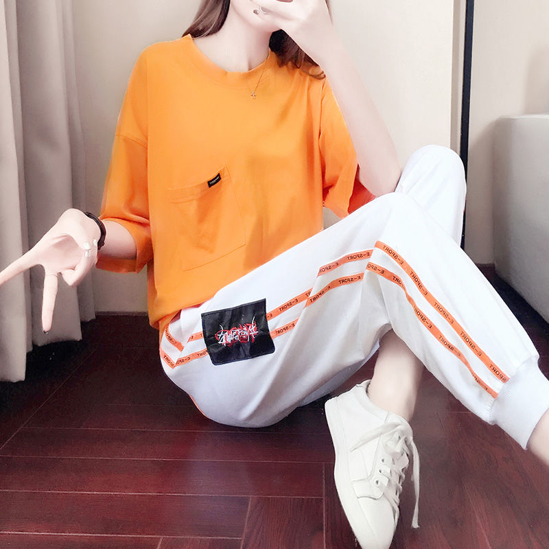 女人出门一定要收拾自己，今年流行这款运动套装，显嫩美翻天