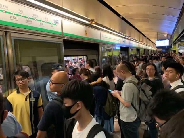 激进分子早高峰堵门，港铁有没有配合？