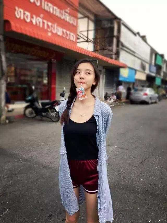 20岁宋祖儿真会穿，西装搭卫衣简直美炸了，网友：这腿看了想跪