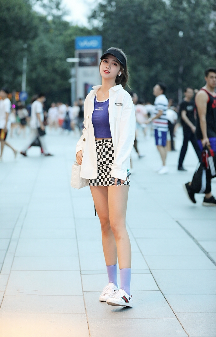 街拍:穿着清凉的漂亮小姐姐,充满甜美气息!