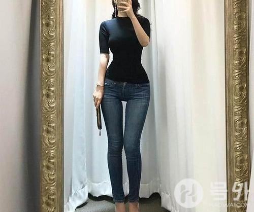 路人街拍，美女穿着大气，由内而外透露着迷人的气息！