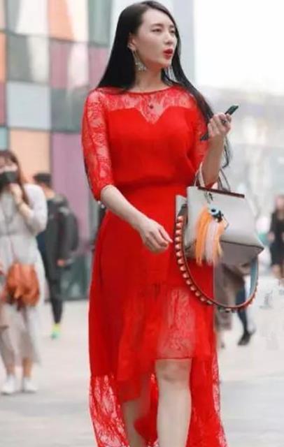  【美女】街拍：沉鱼落雁的美女，一件碎花吊带的连衣裙，时尚优雅大方美丽