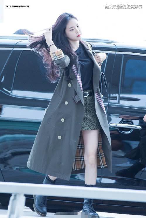孙娜恩只是穿了件风大衣，168身高走出2米气场，大长腿太吸睛