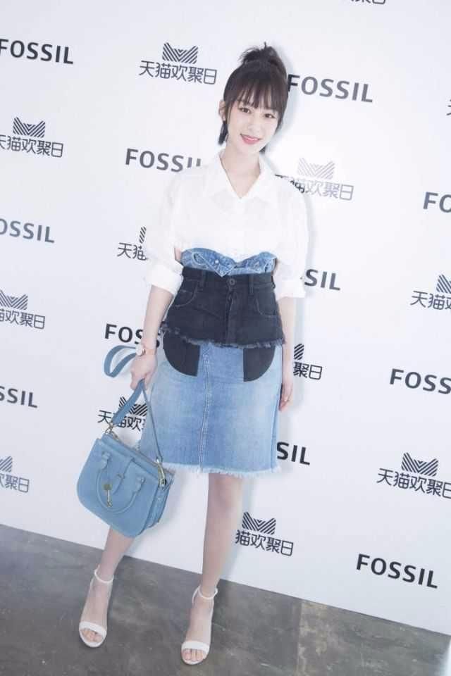 杨紫告别“五五分”身材，穿搭越发时尚，网友：主要是瘦下来了！