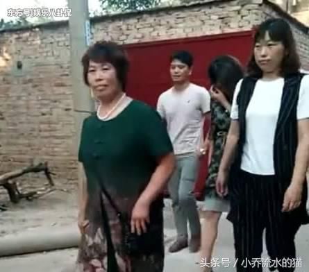 大衣哥家新成员,蕾丝短裙显得格外性感,但网友却说:不太合群啊