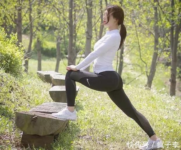 街拍:搭配打底裤的小姐姐,身材和颜值都是极好的,特优雅!