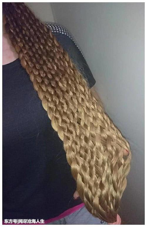 英国小姐姐25年没剪头发，随手编一编，能当裙子穿