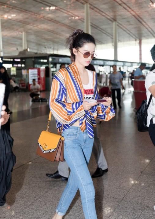 李沁这是闹哪样，拿三个“塑料瓶盖”戴在手上，从哪里抠下来的？