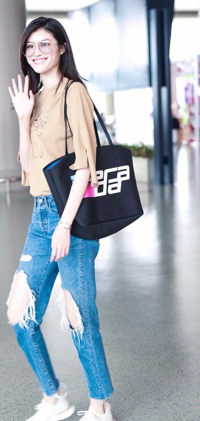 何穗只不过是给牛仔裙加了个小吊带，超模的气场立马就来了!