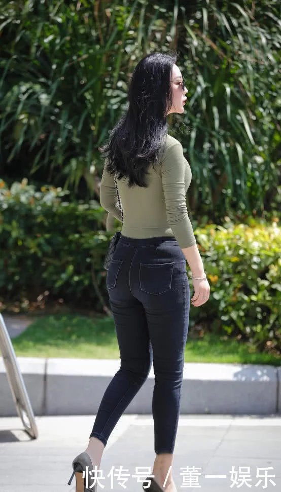 知性优雅的小姐姐，身材玲珑有致