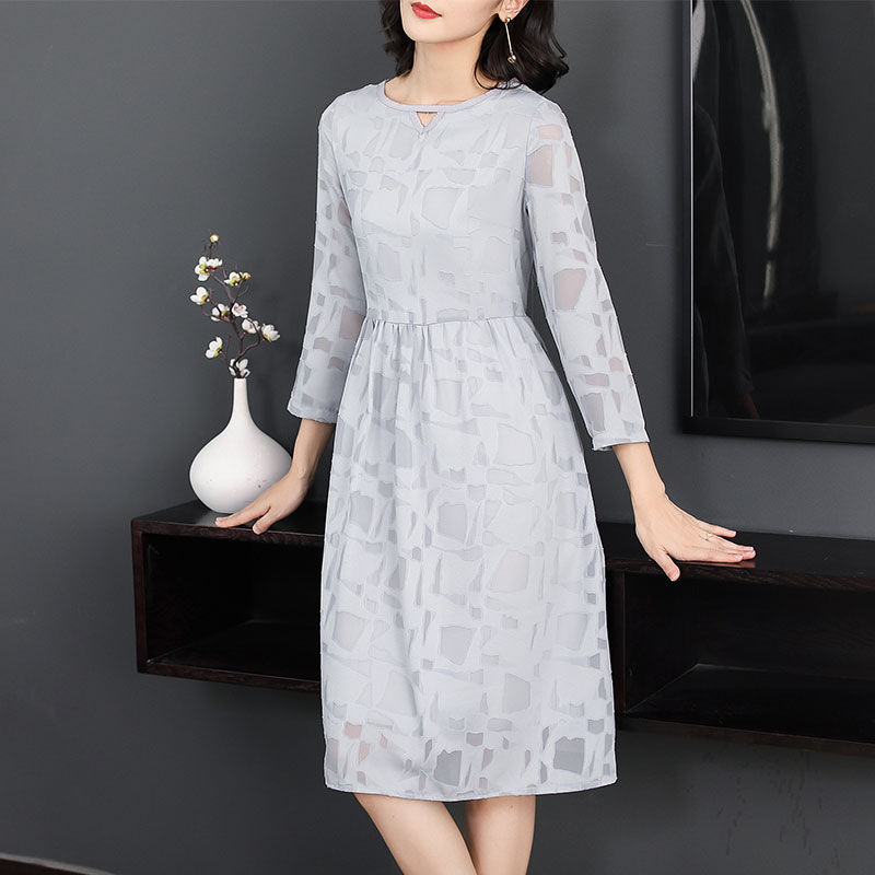 48岁婆婆真会穿!初秋穿这高贵“妈妈装”，上身嫩美像个大姑娘