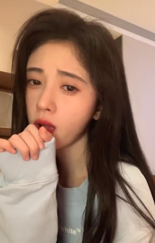 鞠婧祎拍视频不用美颜滤镜,在镜头面前唱歌跳