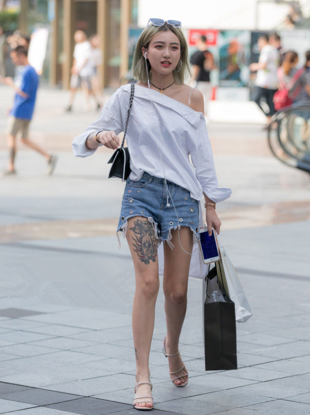 天生丽质的美女拥有凹凸有致的身材，在裸色薄纱的衬托下若隐若现