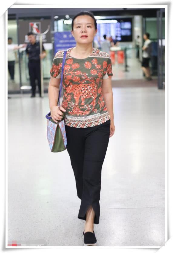 龚琳娜素颜现身，撞脸刘诗诗，网友：这才是42岁最美的样子！