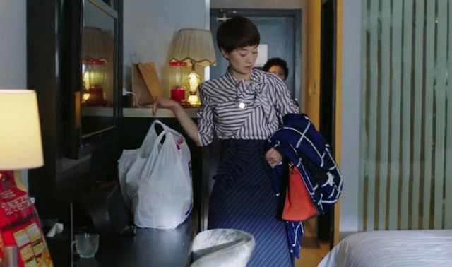 女生穿衬衫塞不塞裤子?看了马伊琍,杨颖的正确示范,我不纠结了